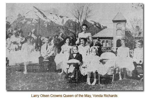 Larry Olsen crowns Queen of the May, Vonda Richards.
